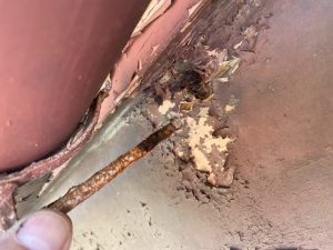 塩害によって劣化が進んだ金物