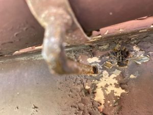 雨樋が破損した原因は吊り具金物の劣化