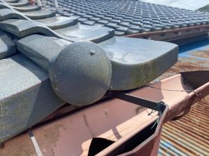 雨樋が古くなり大きく湾曲している状態