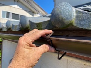 新しい雨樋を設置する作業風景