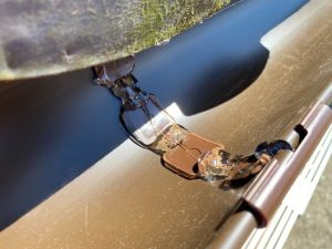 デンカ製の雨樋を設置する作業工程