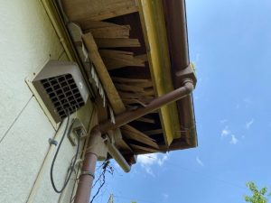 破損した軒天の状態を確認