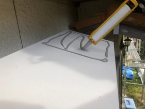ウレタンボンドを塗布して軒天に貼り合わせて補強