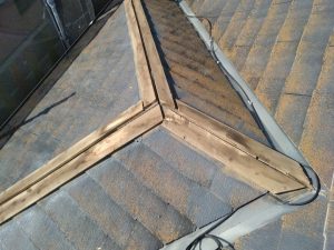 棟板金を撤去した後の状態