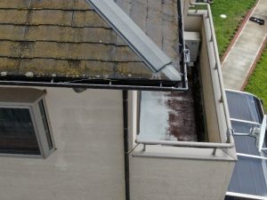 屋根が破損した状態