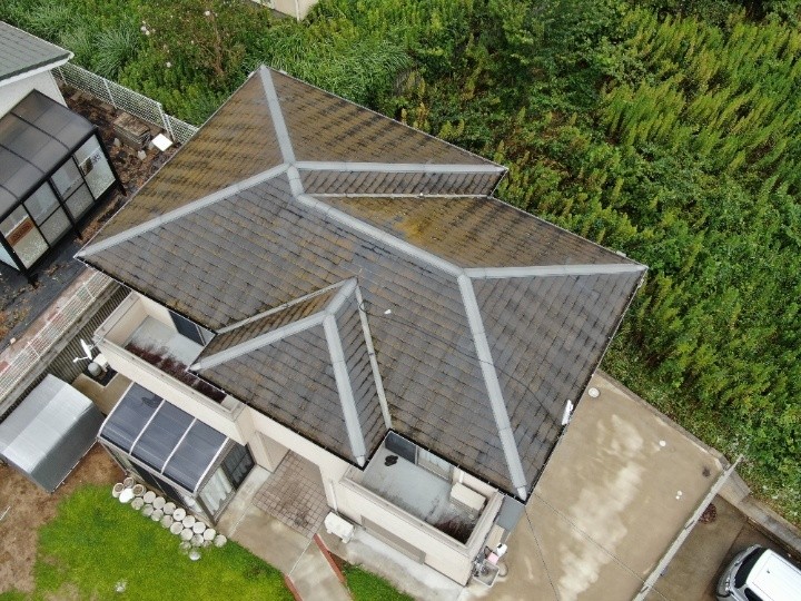 屋根に設置されていたテレビのアンテナが倒れた状態