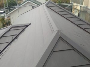 「貫板と棟板金」の交換作業後の屋根