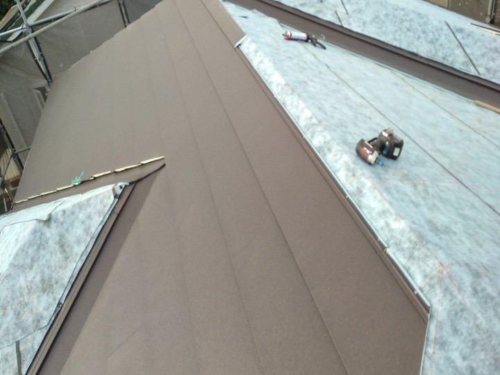 屋根材スーパーガルテクトを敷設
