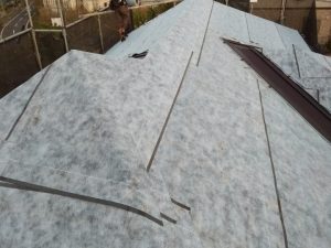 防水紙（ルーフィング）を敷設した後の屋根