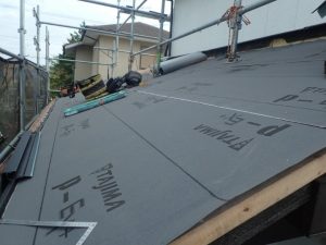 防水紙（アスファルトルーフィング）を敷設