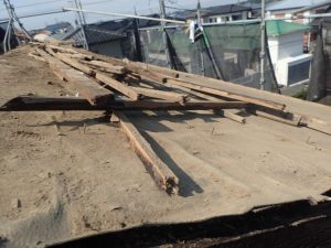 既存のセメント瓦の撤去