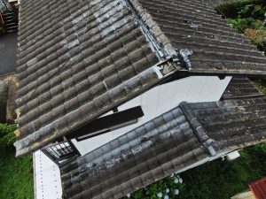 経年劣化したセメント瓦屋根
