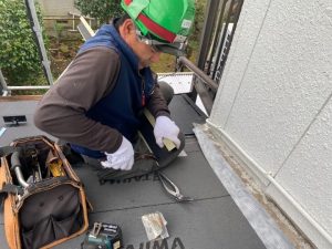 屋根材スーパーガルテクトを敷設する作業工程