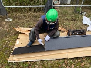 屋根材スーパーガルテクトの加工作業