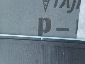 防水紙（アスファルトルーフィング）を敷設作業後