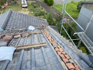 既存の瓦を一度取り外し作業