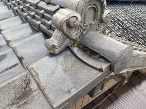 鬼瓦が損傷している状態