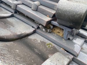鬼瓦の漆喰が崩れている状態