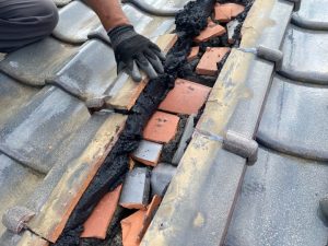棟瓦の積み直し作業