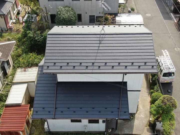 屋根の葺き替え工事完工後の屋根（ドローン撮影）