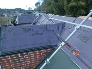 防水紙（粘着ルーフィング）を敷設