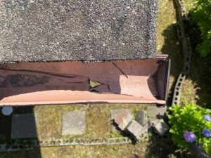 ひび割れや破損した雨樋