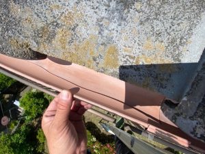 雨樋の破損状態を点検調査