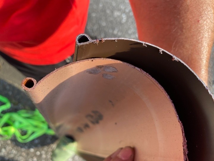 雨樋が経年による劣化が進み破損した状態