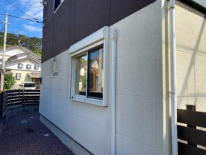 苔が目立つ外壁