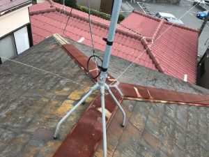 棟板金の破損状況を確認