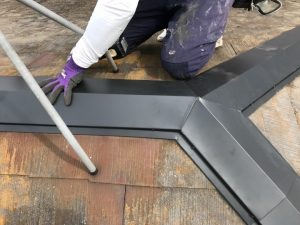 新規の棟板金を設置する作業工程