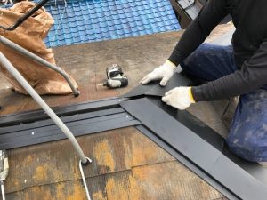 新規の棟板金を設置