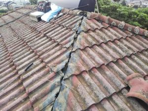 既存の棟瓦を撤去する作業工程