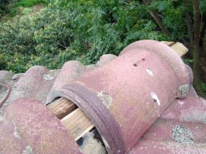 棟瓦の破損状況を確認