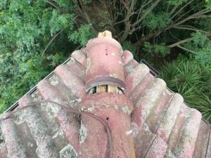 棟瓦の劣化状況を確認