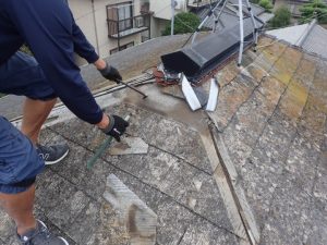 屋根材を「解体・撤去」する作業