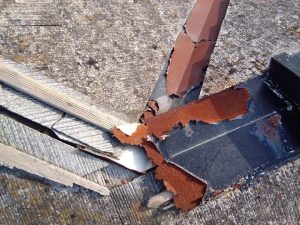 棟板金の一部は飛散して下の貫板が露出