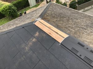 貫板を設置し棟板金を取り付け