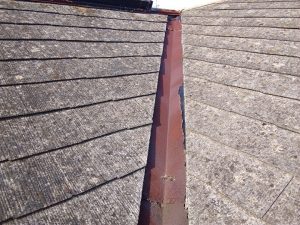 谷板金は塗膜が剥がれ鋼板が露出し錆が広がっている