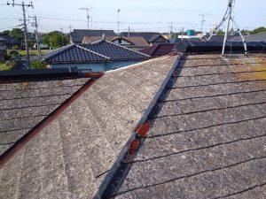 棟板金は塗膜が剥がれて赤錆も広がっている状態