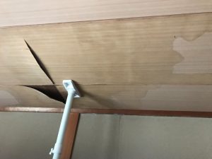 雨漏りで天井が剥がれた状態