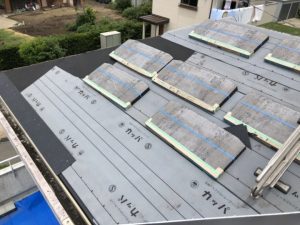 葺き替え工事に既存の化粧スレートと同等のコロニアルクアッドを使用