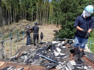 屋根材を解体する作業