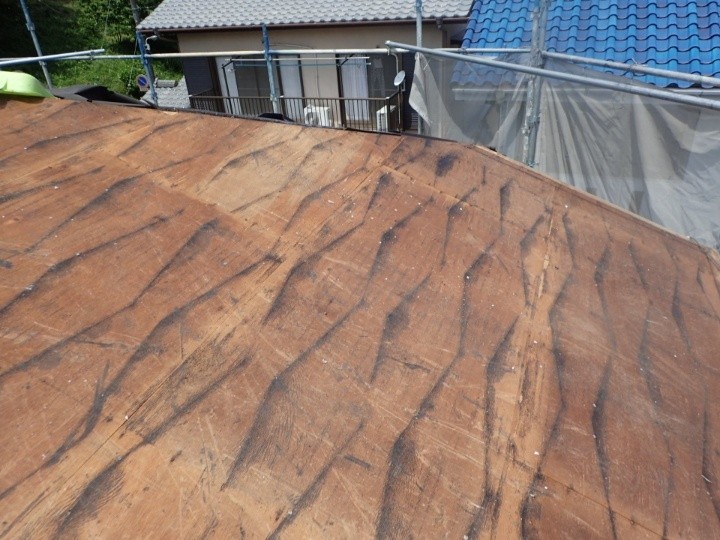屋根材を撤去し下地が見えた状態