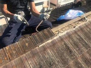 まずは既存の瓦を取り外し