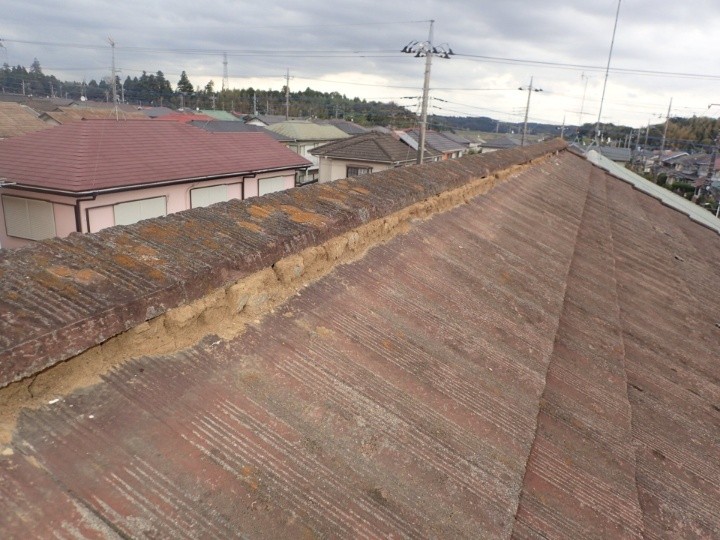 ズレた棟瓦の状態を確認
