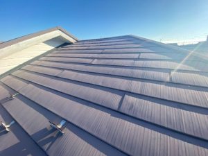 表面の塗膜がすっかり薄くなっている金属屋根