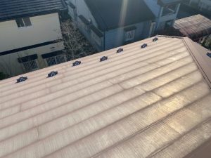 下地の金属が直接影響を受け始めている屋根の状態