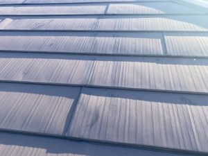 経年劣化により全体的に塗膜の剥がれや色褪せが目立っている状態