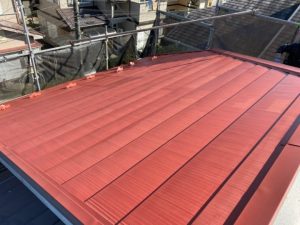 ハイポンファインデクロを用いた下塗り作業後の屋根